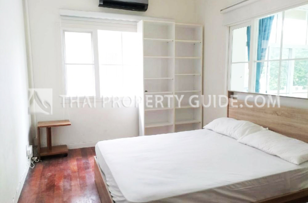 House with Shared Pool in Srinakarin 